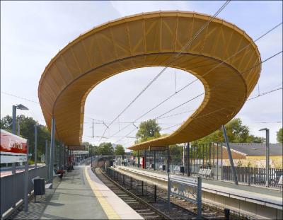 Blick vom nördlichen Ende des Bahnsteigs auf das geschwungene Dach