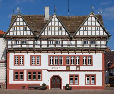 frontaler Blick auf die Südfassade des Blomberger Rathauses