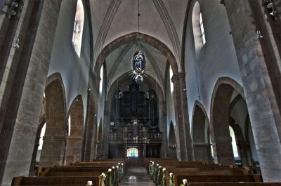 Innenansicht mit Blick zur Orgel