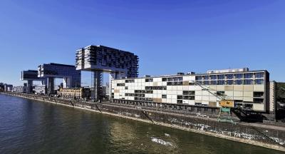 Halle 11 rechts vor den Kranhäusern