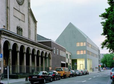 Ansicht Haupthaus am Filzengraben mit Trinitatiskirche im Vordergrund