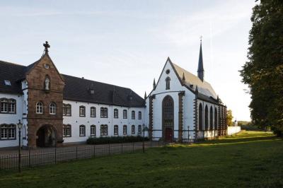Blick von Südwesten mit Klostergebäuden