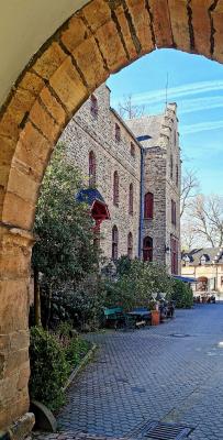 Blick durch das Burgtor in den Innenhof