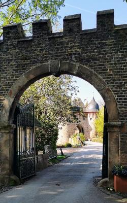 Tordurchgang mit zinnengekrönte Mauer zur Straße