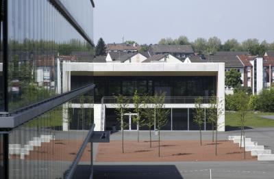 Blick entlang der Fassade des Max-Born-Berufskollegs zur Vestischen Arena