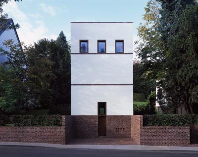 Haus Hundertacht Bonn, Frontansicht, Haupteingang mit Vorhof