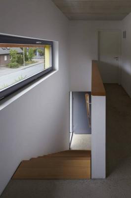 Liegendes Fensterband im Bereich der Treppe