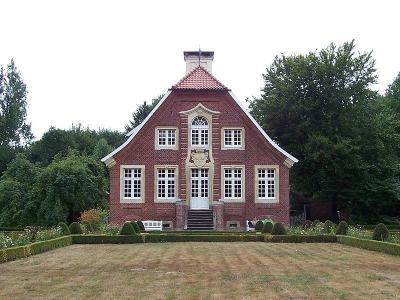Durch Mittelrisalit gegliederte Nordfassade