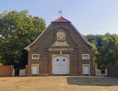 Südfassade mit Ornamenten und Wirtschaftstor