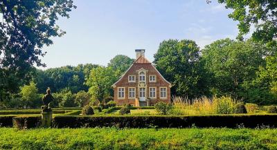 Nordfassade mit vorgelagertem barocken Garten