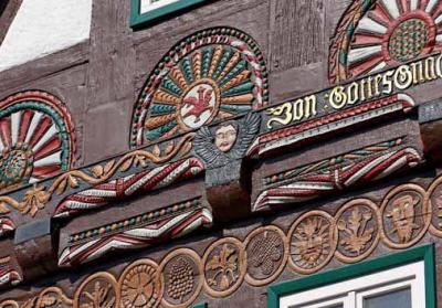 Detail der Fassade mit Dreiviertelrosetten, Inschrift und Doppel-Wellenrankenfries 
