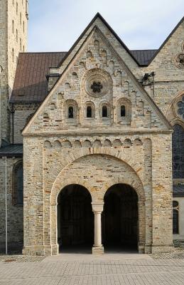Romanische Paradies­vor­halle auf der Südseite