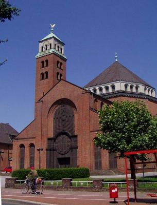 Heilig-Kreuz-Kirche Gladbeck von Westen