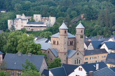 St. Chrysanthus und Daria mit Burg Münstereifel im Hintergrund