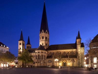 Nachtansicht Bonner Münster St. Martin