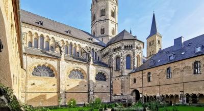Blick auf die Südfassade vom Kreuzgang aus