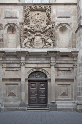 Eingangsportal mit Relief, Namen-Jesu-Kirche