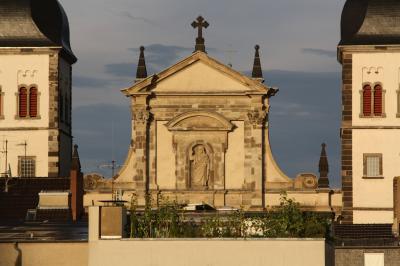 Namen-Jesu-Kirche mit Giebel und Türmen