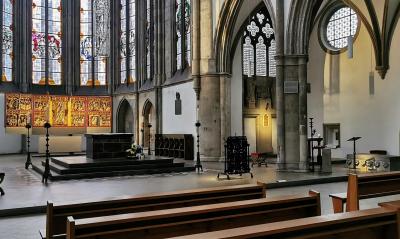 Altarbereich und Chor im Osten der Kirche