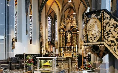 Blick zum Altar in St. Lambertus Düsseldorf