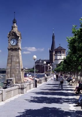 Rheinuferpromenade mit Blick auf Burgplatz und Lambertuskirche