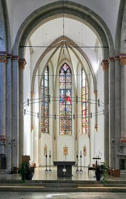 Choransicht mit Altar, innen