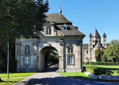 Kloster Knechtsteden mit Torhaus im Vordergrund