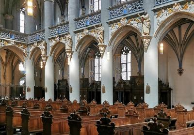 Arkaden zu den Seitenschiffen mit Emporen
