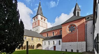 Südansicht St. Pankratius Oberpleis mit Westflügel des Kreuzgangs