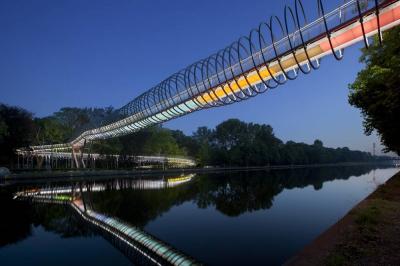 Slinky Springs to Fame - Rehberger Brücke abends