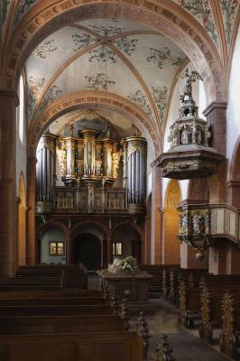 Innenansicht mit Blick auf die Orgel