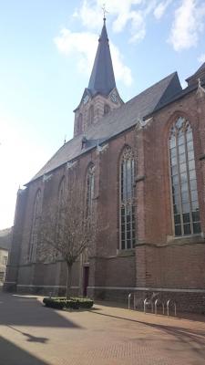 Langhaus und Westturm von St. Peter und Paul