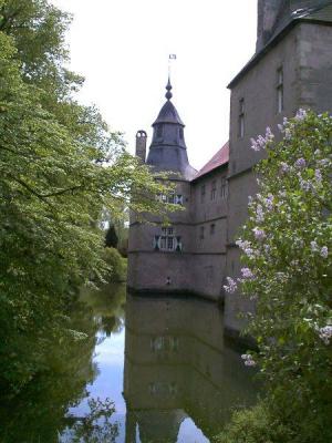 Pavillonturm des Hauptschlosses mit Wassergraben