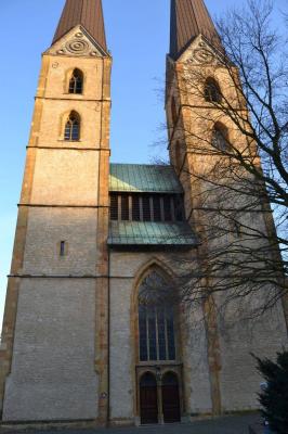 Westfassade mit Doppelturmanlage