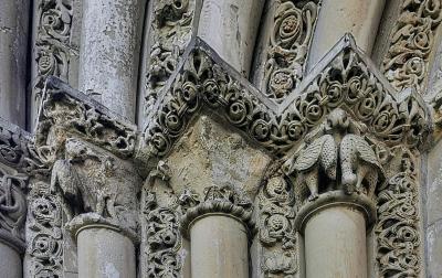 Ranken- und Drachenkapitelle des Hauptportals