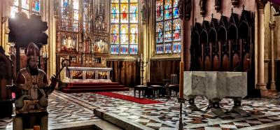 Altarbereich im Chor von St. Ludgerus