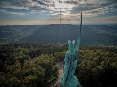 Hermannsdenkmal aus der Luft von hinten