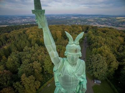 Hermannsdenkmal aus der Luft von vorne