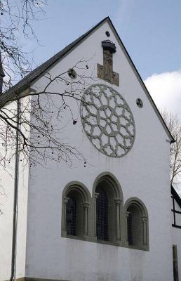 Außenansicht des Chores mit Blendrose