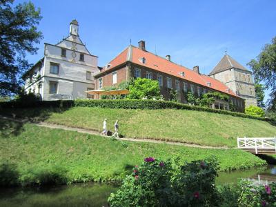 Schloss Rheda, Blick über die Gräfte