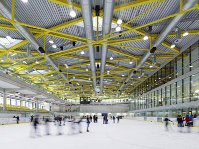 Innenansicht Eishalle mit Raumfachwerk
