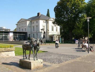 Lippisches Landesmuseum mit Museumsvorplatz