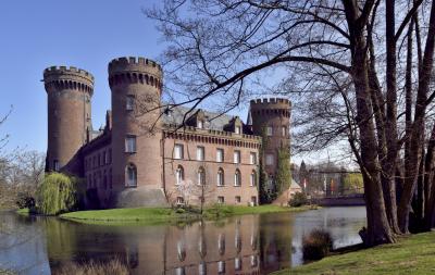 Blick über den Wassergraben auf das Schloss