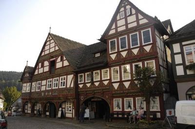 Gesamtansicht Rathaus vom Markt aus