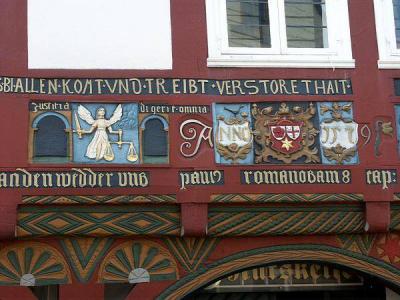 Justitia und Wappen Schnitzereien an der Fassade
