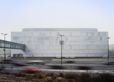 Fassade Völklinger Straße mit Sonnenschutz-Lamellen
