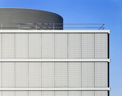 Fassade mit geschlossenen Aluminiumlamellen