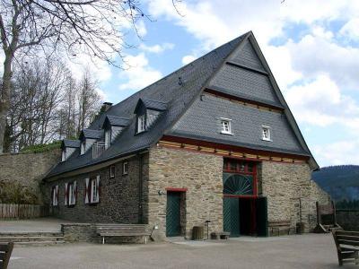 Burghof mit Scheune