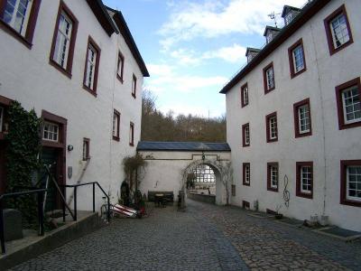 Blick vom Innenhof auf Tor