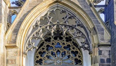 Campo Santo Aachen, Maßwerk am Portal